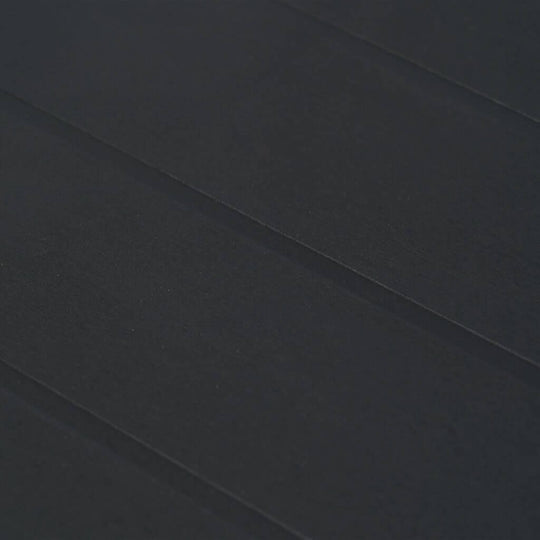 Close-up of the anthracite surface of a plastic garden table, showcasing its durable rattan look texture.