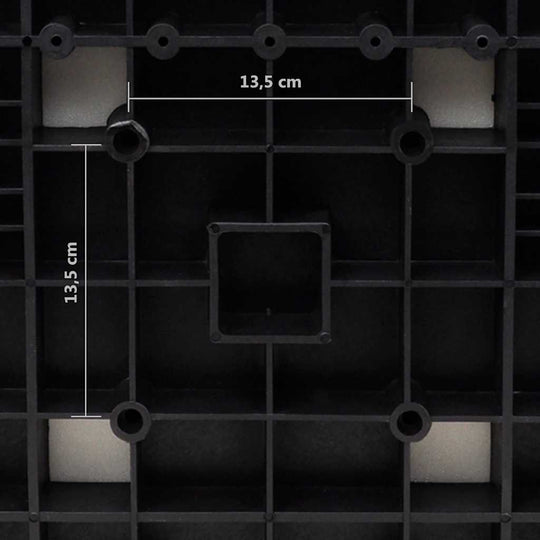 Black plastic base with measurements of 13.5 cm, showing a grid pattern and central square cutout.