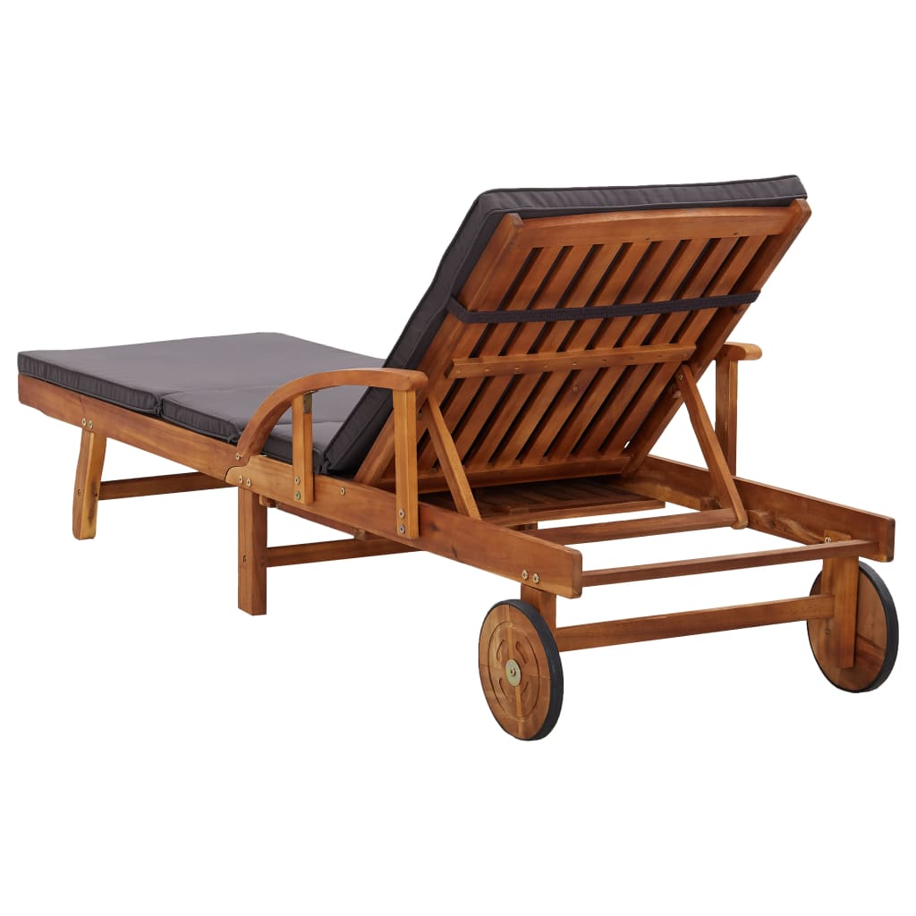 Sun Lounger with Cushion – Solid Acacia Wood Outdoor Chair in a slatted design with a gray cushion.