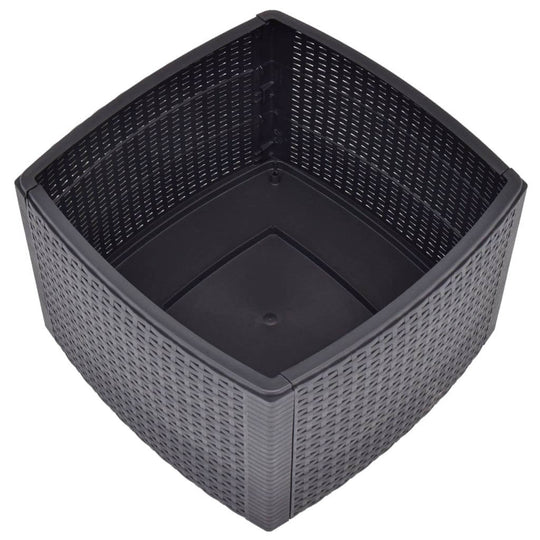 Square storage basket in polypropylene with a rattan look, ideal for outdoor use and convenient organization.