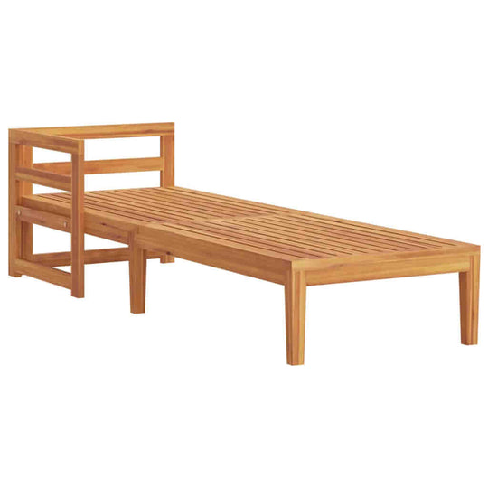 كرسي استرخاء مع مسند للذراعين، مصنوع من خشب الأكاسيا الصلب بلون كريمي.