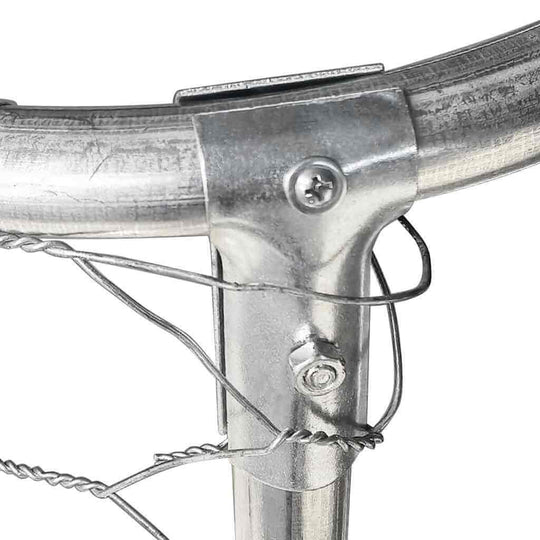 Close-up of metal frame detail of the Outdoor Dog Kennel with Roof 400x100x150 cm, showing the sturdy construction and durability.